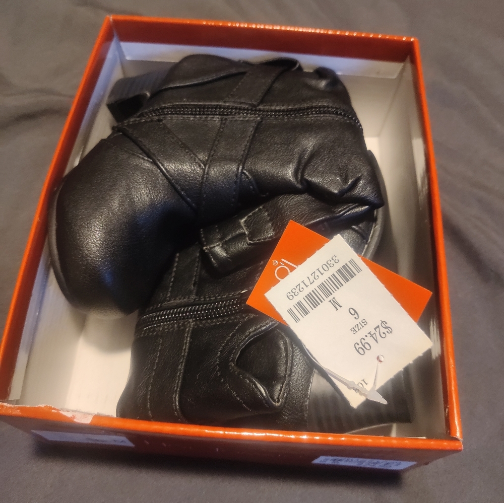 Girl boots size 6M